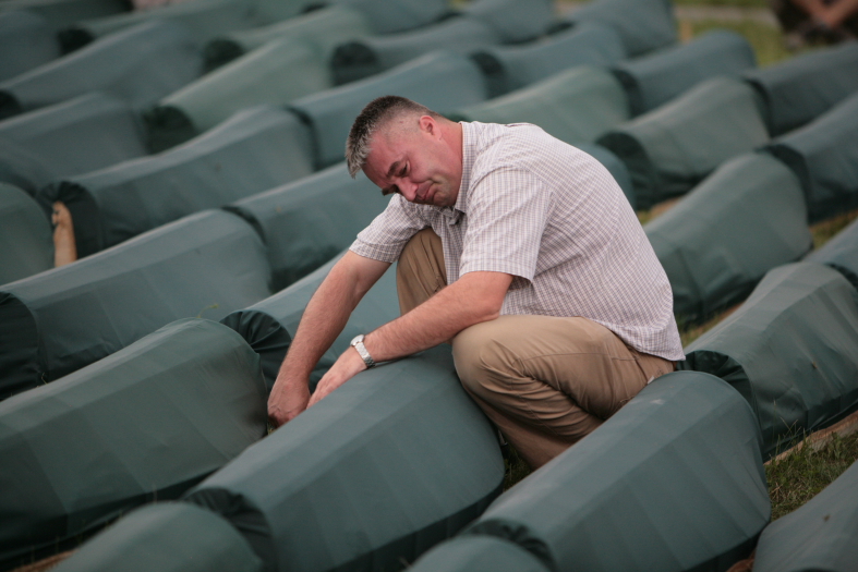 home abraça tomba Srebrenica