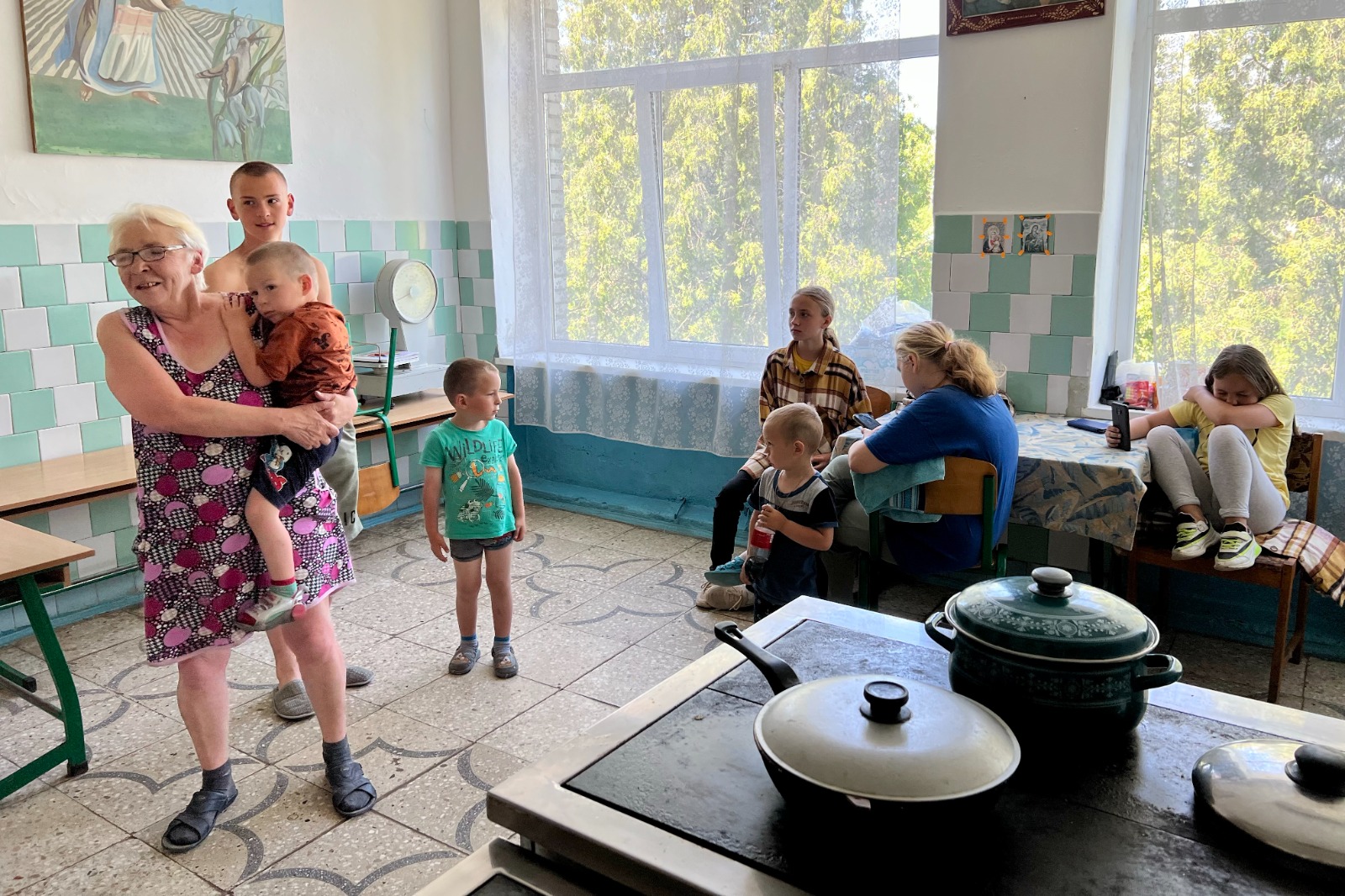 famílies desplaçades internes a Ucraïna a centres d'acollida a escoles